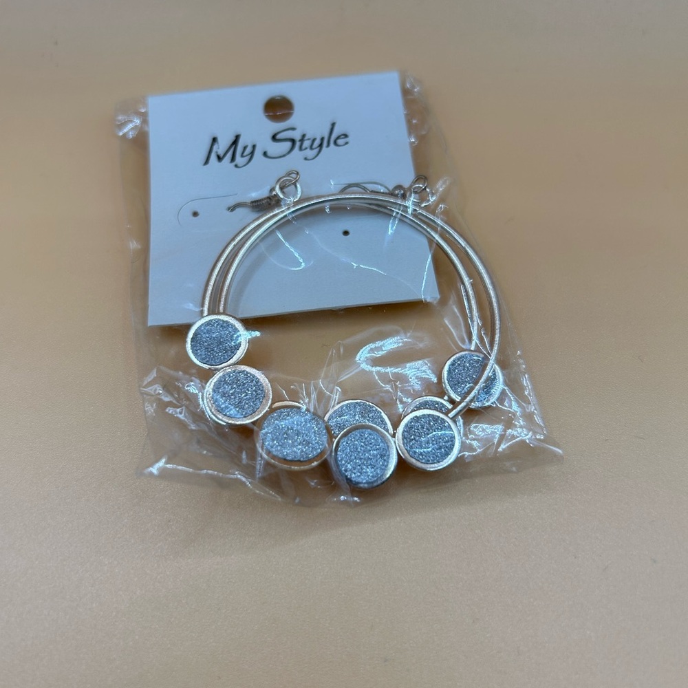 🦋BOGO 50% off 🦋 NWT Silver and Gray Elegant Medallion Earrings